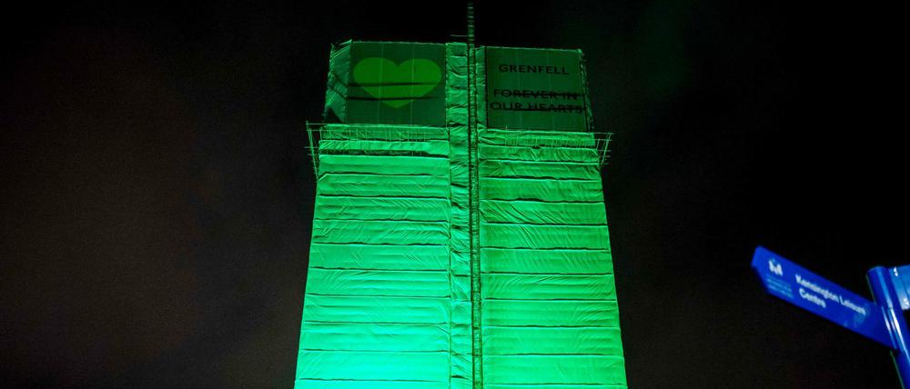 Zum Jahrestag der Brandkatastrophe ist der Grenfell Tower in London grün beleuchtet.