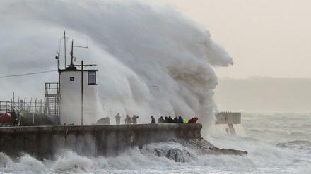 Sturm „Eunice“ über Großbritannien: Wellen an der Küste von Südwales 