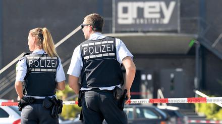 Zwei Polizisten vor der Diskothek "Grey" in Konstanz nach einer Schießerei.