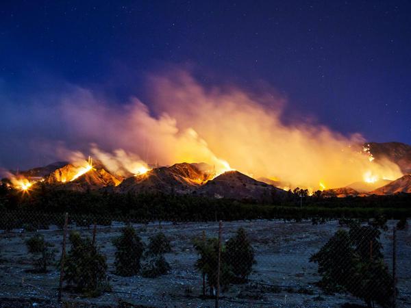 Feuer am Horizont. Die Flammen haben eine Bergkette bei Santa Paula in Kalifornien erobert. 