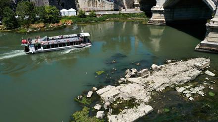 Niedrige Pegelstände in Italiens Flüssen, hier der Tiber in Rom 