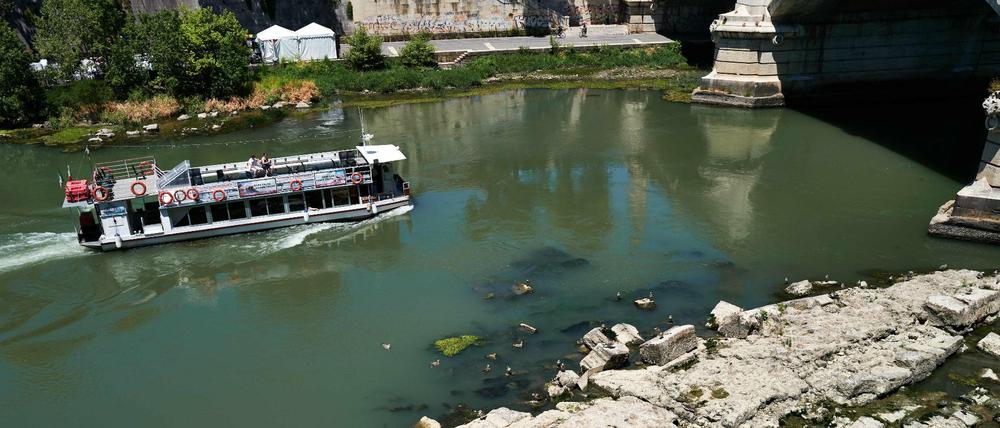 Niedrige Pegelstände in Italiens Flüssen, hier der Tiber in Rom 