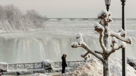 Zu Eis erstarrt sind angesichts der großen Kälte auch die Niagarafälle.