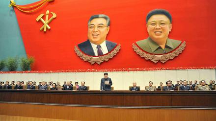 Kim Jong Un spricht vor Parteidelegierten in Pjöngjang. Die angekündigten Reformen gehen beim jungen Diktator mit Kriegsandrohungen gegen Südkorea einher.