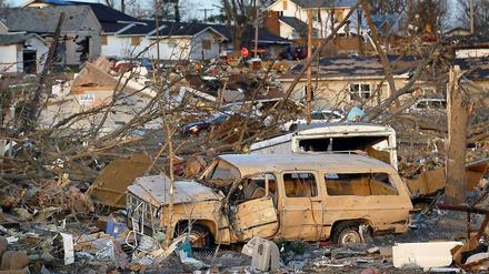 Harrisburg in Illinois sieht aus wie ein Schlachtfeld. Der Tornado zerstörte Autos und machte Häuser platt. 12 Menschen starben.