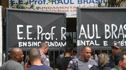 Polizisten bewachen den Eingang der Raul Brasil State School. Bei einem Amoklauf in der Schule sind mindestens acht Menschen ums Leben gekommen. 