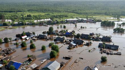 Eine Luftaufnahme zeigt nach tagelangen Regenfällen ein riesiges Überschwemmungsgebiet in Sibirien. 