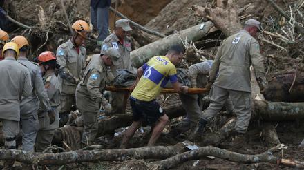 Rettungskräfte und Bewohner arbeiten in der von Erdrutschen und Überschwemmungen betroffenen Bergregion bei Rio.