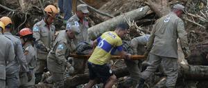Rettungskräfte und Bewohner arbeiten in der von Erdrutschen und Überschwemmungen betroffenen Bergregion bei Rio.