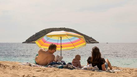Eine Familie am fast leeren Strand von Magaluf auf Mallorca.