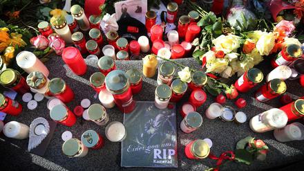 "Einer von uns RIP Kamerad" ist am Königsplatz zwischen Grablichtern zu lesen. Ein Feuerwehrmann war am Freitagabend (06.12.2019) hier durch einen Schlag so schwer verletzt worden, dass er noch vor Ort starb.