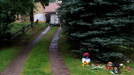 Blumen, Kuscheltiere und Kerzen liegen am MIttwoch in Lampersdorf (Sachsen) an der Hofeinfahrt des Bauernhofes, in dem die Polizei die entführte und ermordete 17-jährige Anneli gefunden hat. Die mutmaßlichen Entführer sind in Haft.