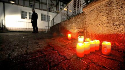 Trauer in Bodenfelde. Bürger haben zum Gedenken an die toten Jugendlichen Kerzen aufgestellt.