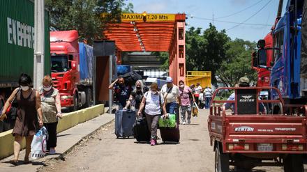 Reisende überqueren die Grenze von Argentinien nach Paraguey. Foto: Imago/Nathalia Aguilar
