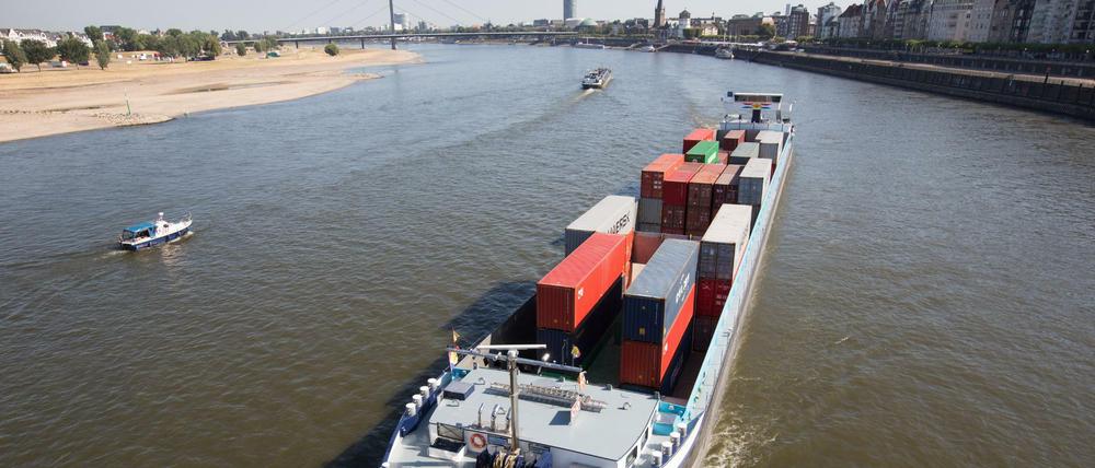 Ein mit Containern beladenes Schiff befährt den Rhein bei Düsseldorf der durch die anhaltende Sommerhitze Niedrigwasser führt.