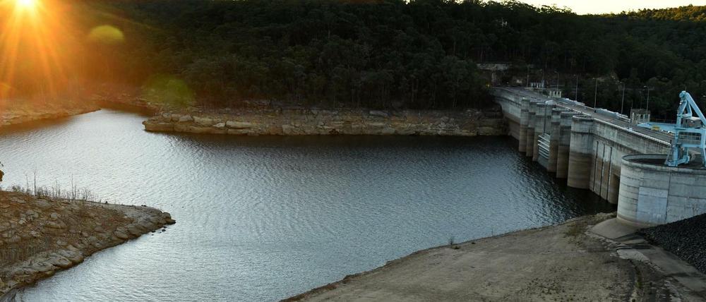 Ebbe im Staudamm nahe Sydney.