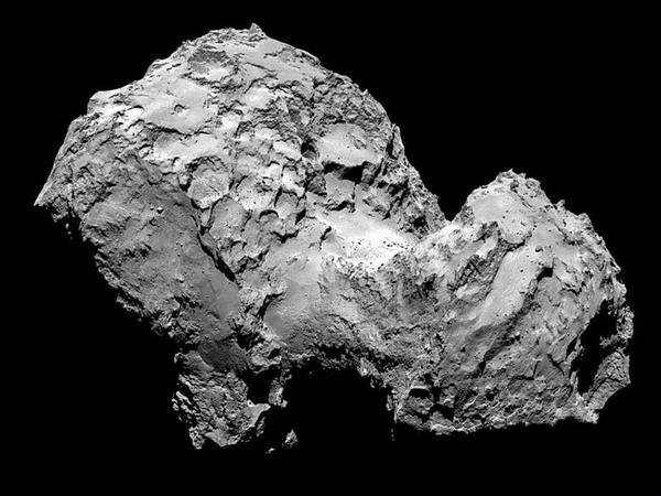Nahaufnahme. "Tschuri", fotografiert am 3. August 2014 aus einer Entfernung von 285 Kilometern. Dieses hoch aufgelöste Bild des Kometen präsentierten deutsche Forscher am 6. August. Der rund fünf Kilometer lange Körper ist auffallend unregelmäßig geformt, hat Krater und hausgroße Blöcke auf seiner Oberfläche. 