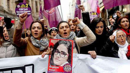 Nach der versuchten Vergewaltigung und dem Mord an einer jungen Frau haben in der Türkei tausende Menschen gegen Gewalt gegen Frauen demonstriert.
