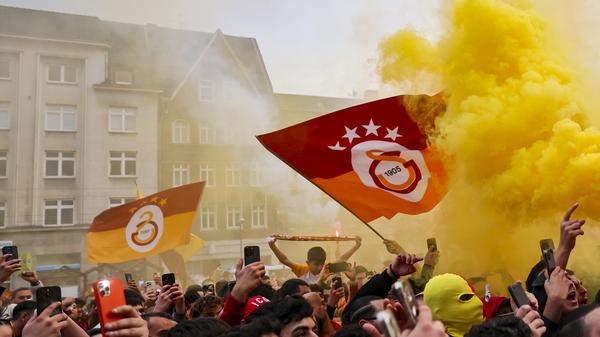Tausende Fans feiern den Meistertitel für Galatasaray Istanbul auf dem Platz vor dem Amtsgericht in Duisburg-Hamborn (Symbolbild).