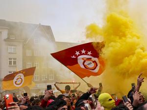 Tausende Fans feiern den Meistertitel für Galatasaray Istanbul auf dem Platz vor dem Amtsgericht in Duisburg-Hamborn (Symbolbild).
