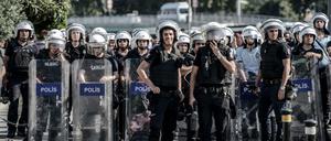 Türkische Polizisten bei einer Demonstration in Istanbul am 26 Juli. Das Auswärtige Amt hat die Sicherheitshinweise für die Türkei aktualisiert. Bei Protesten kann es zu Einsätzen von Tränengas und zu Festnahmen kommen. 