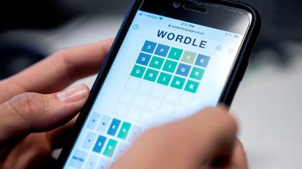 Eine Person spielt das Online-Wortspiel „Wordle“ auf einem Mobiltelefon.