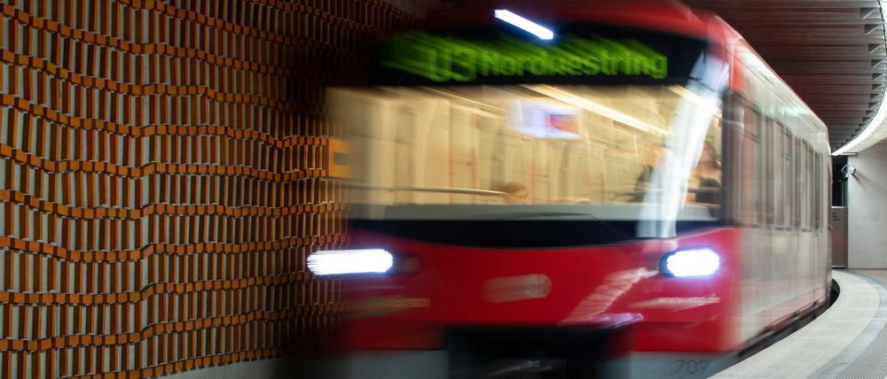 Bei einem Streit auf einem Bahnsteig ist ein 33 Jahre alter Mann am Nürnberger Hauptbahnhof vor eine einfahrende U-Bahn gestoßen worden.