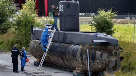 Beamte der Spurensicherung untersuchen das U-Boot des dänischen Ingenieurs Peter Madsen. (Archivbild)