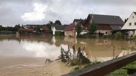 Bayern, Landkreis Freising: Eine Wiese einer Ortschaft in Oberbayern ist nach starken Regenfällen überschwemmt.