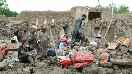 Nach Überschwemmungen in der Provinz Lugar südlich von Kabul sammeln Menschen ihre Habseligkeiten.