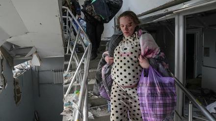 Die schwangere Marianna Vyshemirsky geht die Treppe eines Entbindungskrankenhauses hinunter, das durch Beschuss beschädigt wurde.