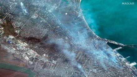 Dieses von Maxar Technologies zur Verfügung gestellte Satellitenfoto zeigt einen Blick auf brennende Hafenanlagen und Gebäude im Westen von Mariupol. 