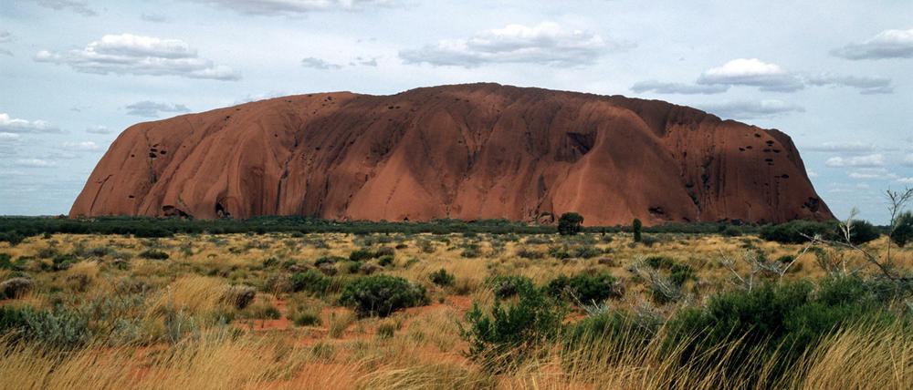 Wahrzeichen Australiens: Uluru oder Ayers Rock in der zentralaustralischen Wüste. 