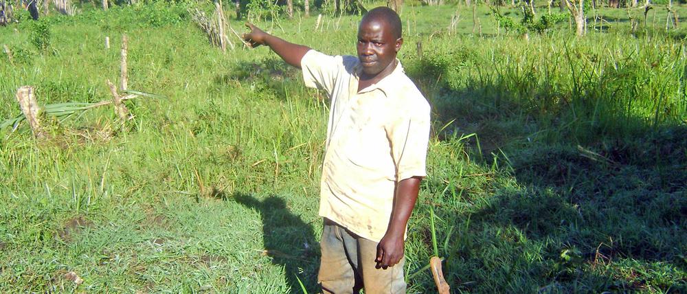 Farmer Issa Kawenja zeigt in Richtung der Abholzung von Wald in der Nähe des Dorfes Masaba südöstlich der ugandischen Hauptstadt Kampala. Jedes Jahr nimmt der Baumbestand in dem größtenteils von der Landwirtschaft abhängigen Land um mindestens 92 000 Hektar ab.
