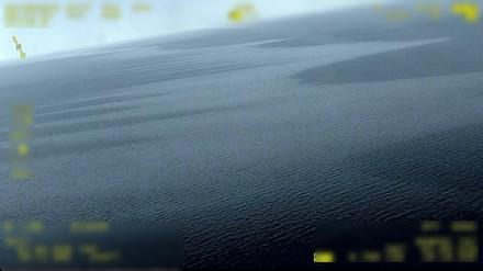 Das von der schwedischen Küstenwache veröffentlichte Foto zeigt im Meer zwischen Schweden und Finnland eine unbekannte Substanz an der Wasseroberfläche.