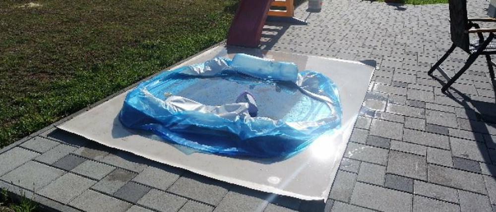 Das Foto vom 10.07.2015 zeigt einen beschädigten Pool in Münnerstadt (Bayern). Ein Serientäter schlitzt seit sechs Jahren in Nordbayern immer wieder im Sommer aufblasbare Schwimmbecken auf. Fast 40 Pools hat der Täter seit 2009 in Münnerstadt (Landkreis Bad Kissingen) und der Umgebung zerstört.