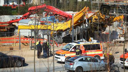 Ein 64 Tonnen schweres Baugerät ist auf einer Baustelle in Düsseldorf abgesackt. Dabei kamen zwei Menschen ums Leben.