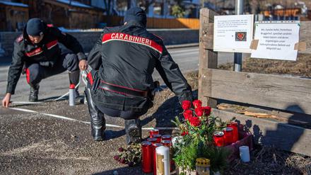 Südtirol vor zwei Jahren: Einsatzkräfte der Carabinieri rekonstruieren den Unfallhergang. Blumen, Kerzen und Gedenkschmuck liegen am Ort des Unfalls.