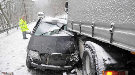 Bei einem Unfall auf der B54 zwischen Bad Schwalbach und Taunusstein (Landkreis Rheingau-Taunus) prallten auf schneeglatter Fahrbahn ein Lastzug und mehrere Fahrzeuge zusammen.