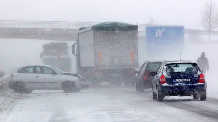 Schneeverwehungen und Glatteis waren auf der Autobahn A71 bei Erfurt Ursache für einen Unfall.