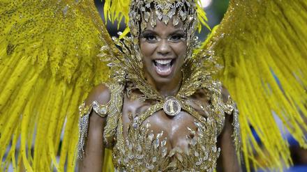 Sieger ist die Sambaschule "Unidos da Tijuca". Diese Tänzerin begeisterte die Zuschauer mit einem besonders opulenten Auftritt.