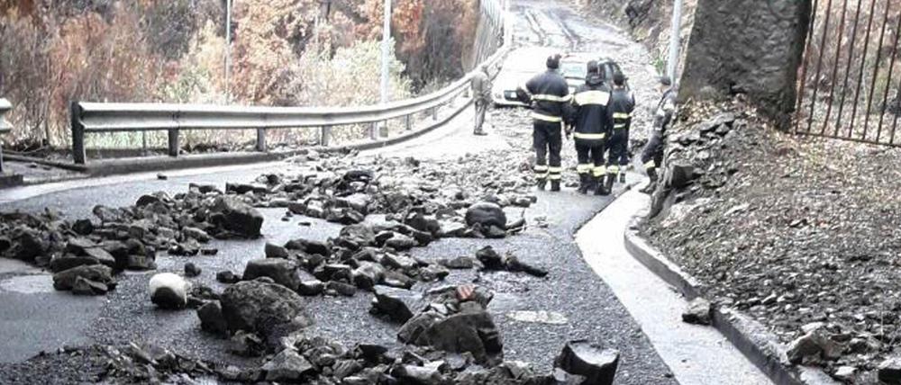 Die Straße zwischen Cuglieri und Santu Lussurgiu in der Provinz Oristano auf Sardinien ist durch einen Erdrutsch blockiert. 