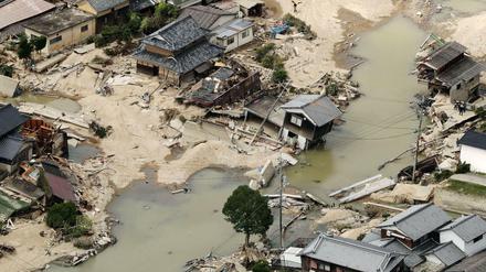 Kurashiki: Blick auf zerstörte Häuser in Kurashiki, nachdem es nach schweren Regenfällen zu Erdrutschen und Überschwemmungen kam, aufgenommen aus einem Helikopter von Kyodo News. 