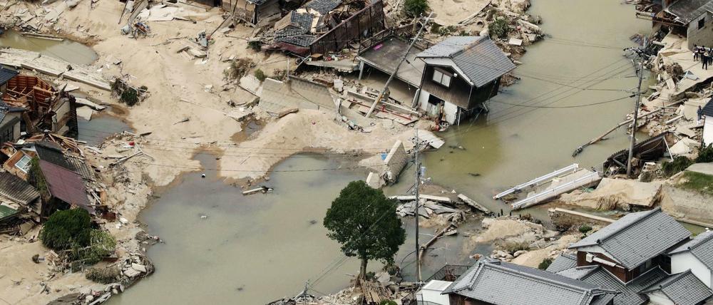 Kurashiki: Blick auf zerstörte Häuser in Kurashiki, nachdem es nach schweren Regenfällen zu Erdrutschen und Überschwemmungen kam, aufgenommen aus einem Helikopter von Kyodo News. 