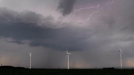 Eine Unwetterfront mit Blitzschlag über einem Feld in Niedersachsen.