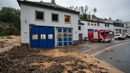 Durch Starkregen kam es zu einem Erdrutsch nahe der Feuerwache in Altena.