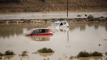 Zwei Autos stehen neben der A-42 in Bargas, Toledo, im Wasser.