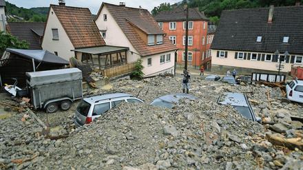Autos sind am 30.05.2016 in Braunsbach (Baden-Württemberg) unter einer Schutthalde begraben. 