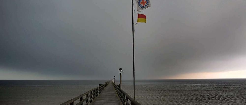 Dunkle Gewitterwolken zogen am Freitag über die Seebrücke am Strand des Seebades Lubmin an der ostvorpommerschen Ostseeküste.