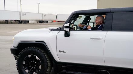 US-Präsident Joe Biden bei einer Testfahrt mit einem Hummer während eines Rundgangs durch die General Motors Factory.